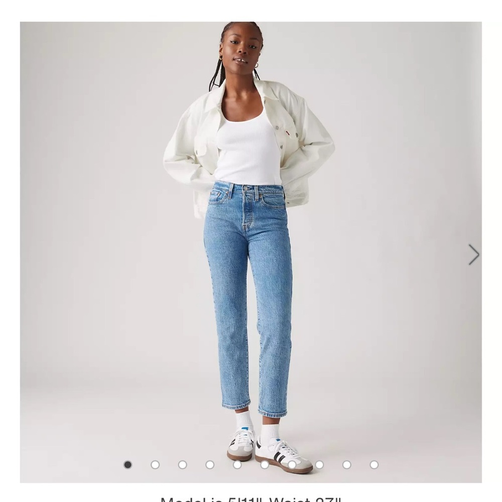 Levi Straight Leg Jean 
Size: 25
Medium Wash